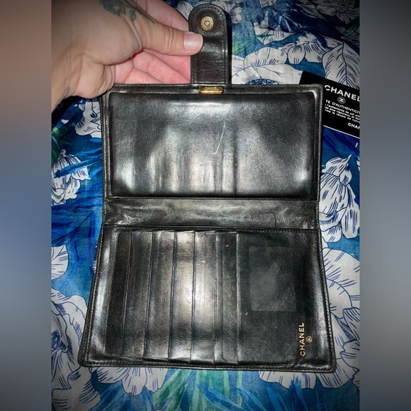 CHANEL Authentic Lambskin Wallet - Picture 5 of 11